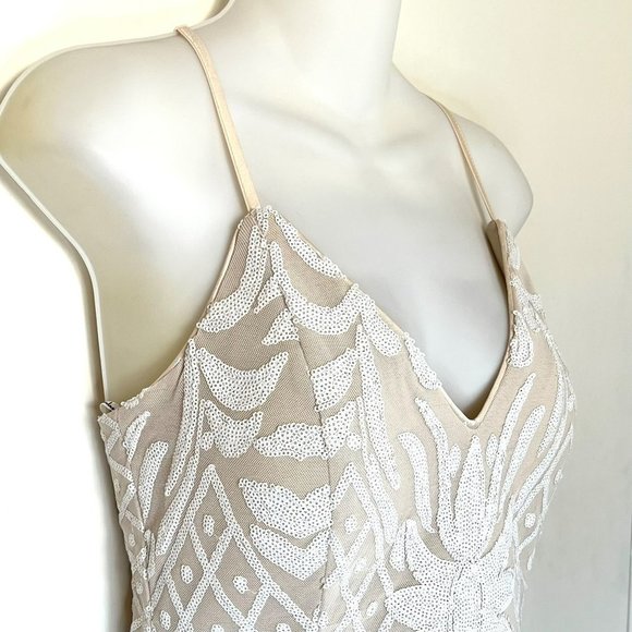 💔💔 SOLD 💔💔 NWOT LULU’S CATCH A SPARK WHITE & NUDE SEQUIN ROMPER - Picture 9 of 14